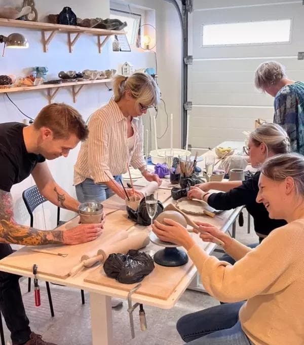 fem människor drejar vid ett bord