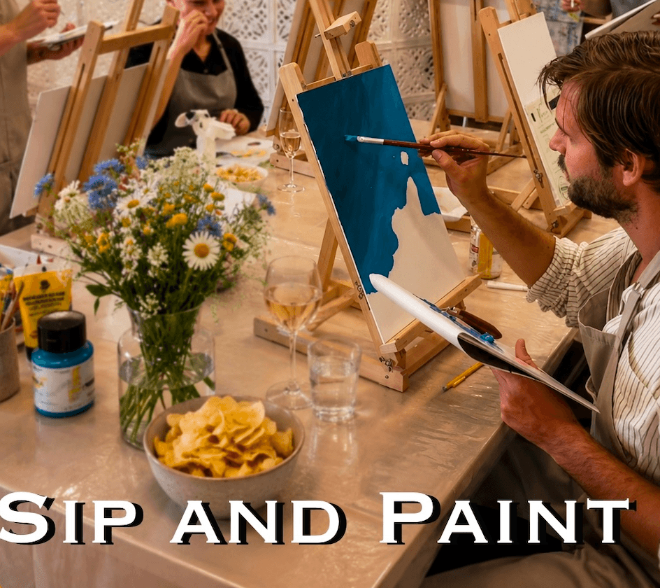 Personer som målar under sip and paint