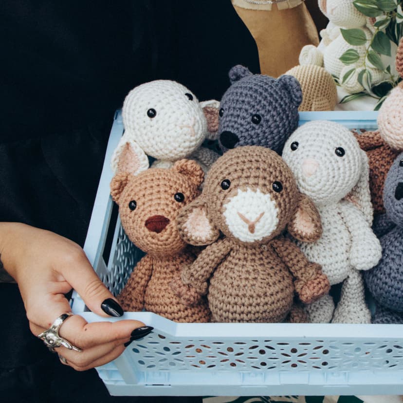 Virkade nallar i en korg